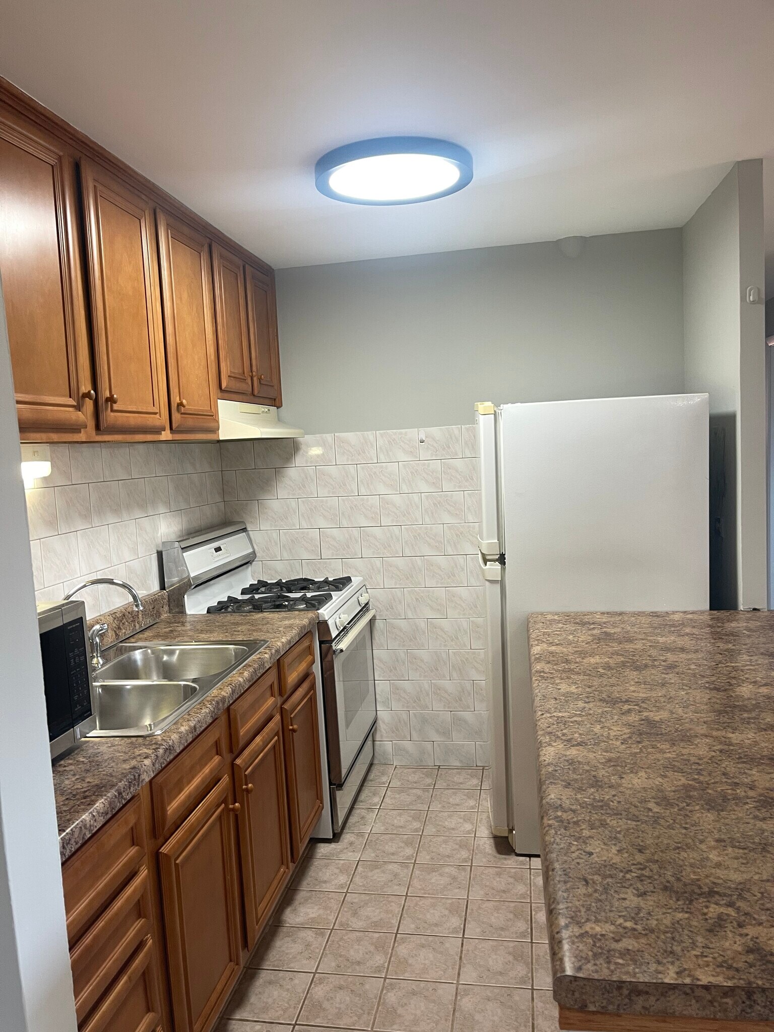 Building Photo - 2531 Thatcher Ave