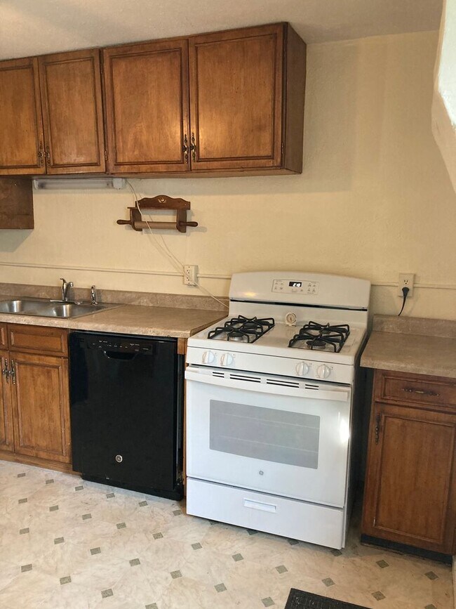 Building Photo - Three Bedroom Single-Family Home Close To ...