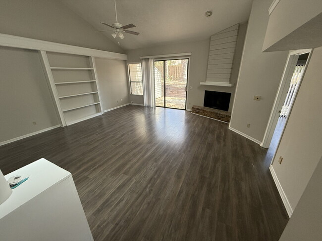 Building Photo - FOR RENT:  3 BEDROOM 2.5 BATHROOM TOWNHOME...