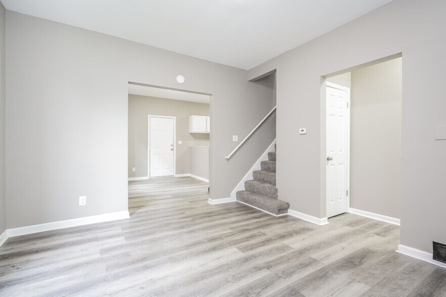 Building Photo - 924 E Dayton St