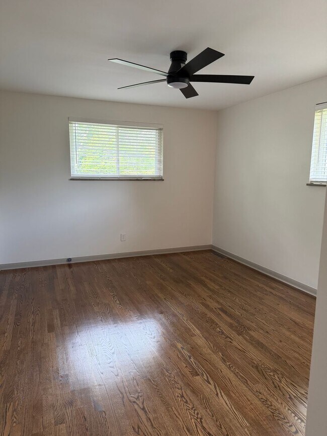 Building Photo - Knoxville 37923 - 3 bedroom 2 bath home located in heart of West Knoxville with separate 1 bedroo...