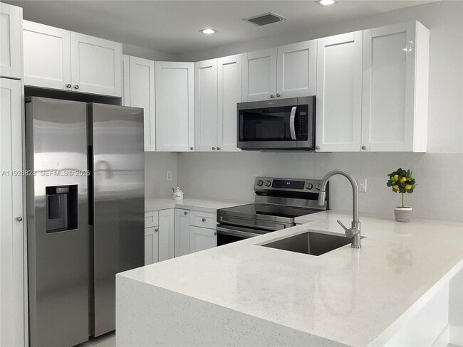 Building Photo - 1653 SW 17th Terrace