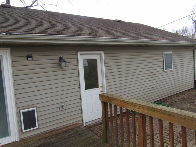 Building Photo - 5022 N Belmont Pl