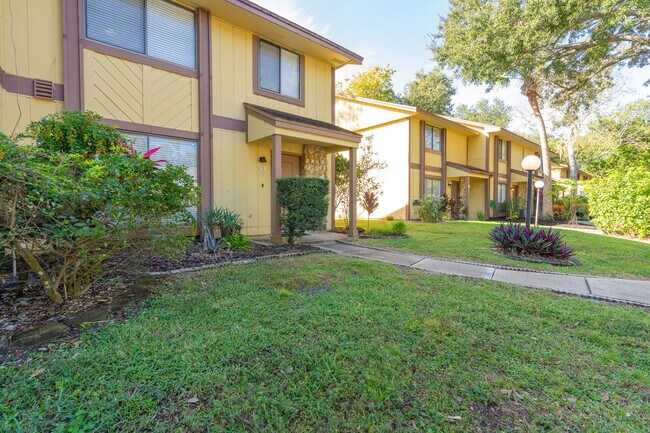Building Photo - Beautiful Two-Story Townhome in Ormond Beach