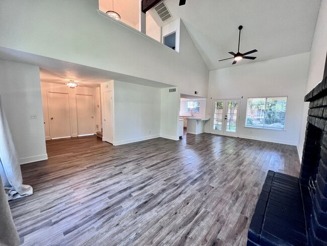 Building Photo - $2,350 Shepherd & Maple, 3 Bedroom 3 full ...