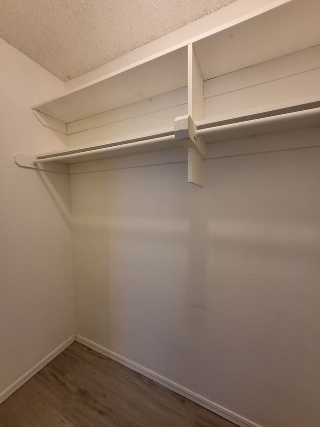 Building Photo - (4) Bed/(2.5) Bath in Core Norman Avail NO...