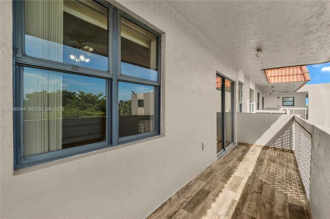 Building Photo - 1121 SW 122nd Ave
