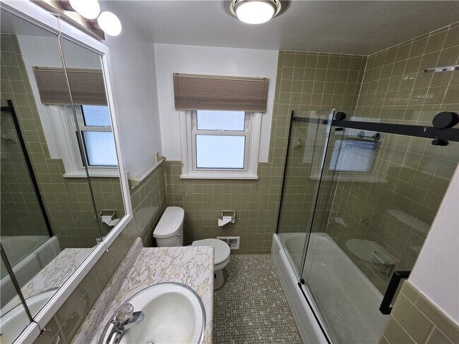 Building Photo - 2938 Lyell Rd