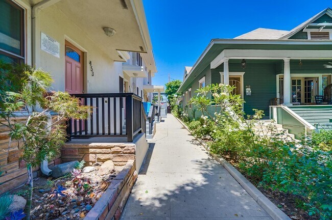 Building Photo - 457 W 4th St