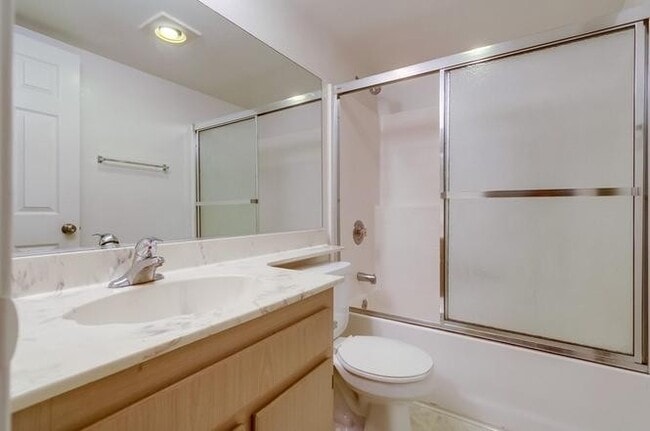 Building Photo - 3BD/3BA Townhome Available in Pacific Beach! ***Get a discounted price for $4,400 if you move in ...