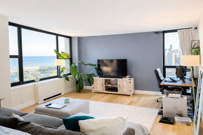 Building Photo - 1850 N Clark St