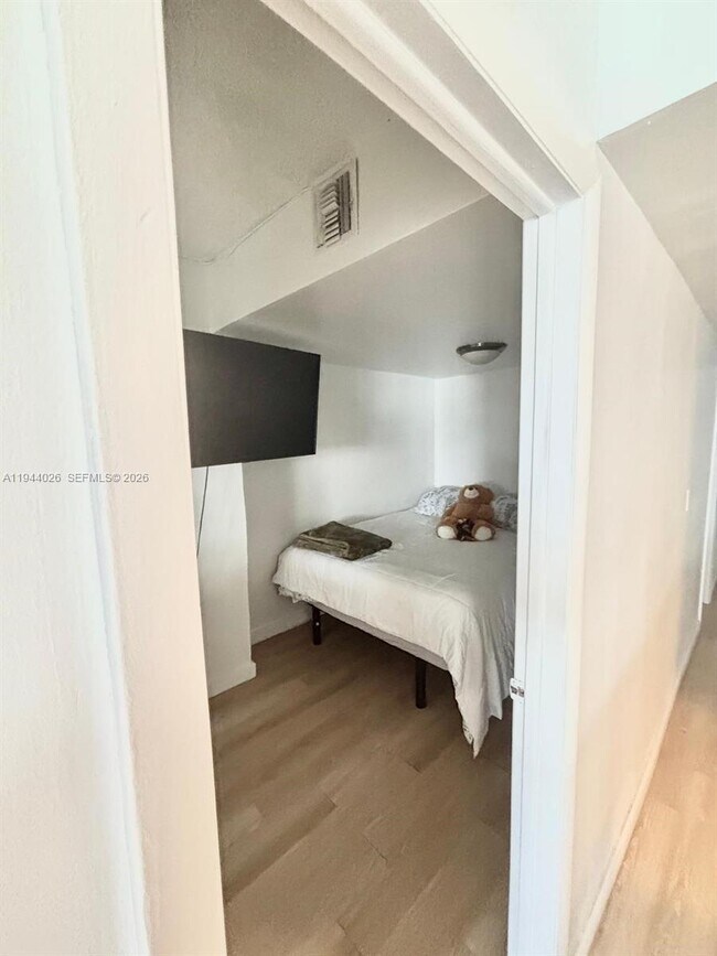 Building Photo - 999 Brickell Bay Dr