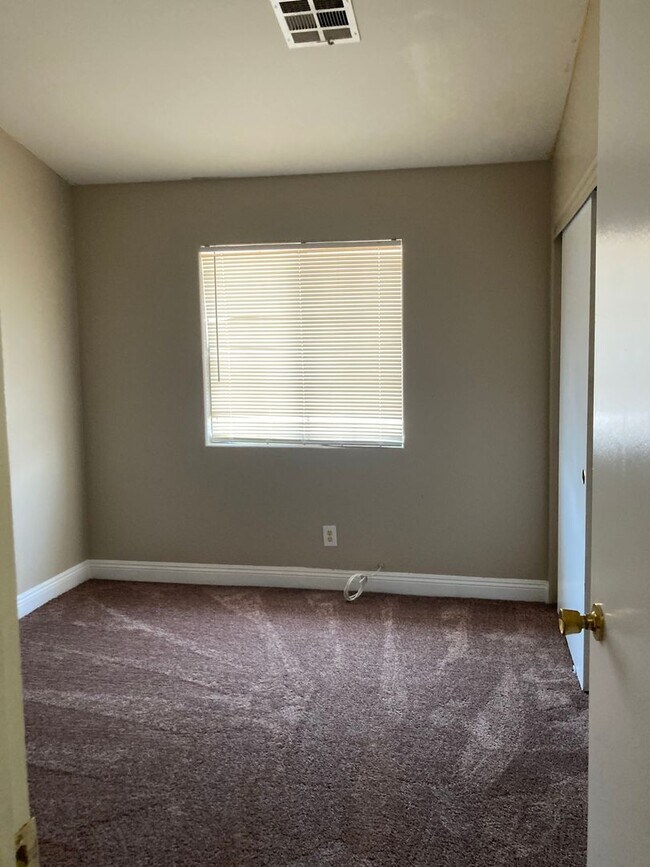 Building Photo - Townhouse 3 bedroom 2.5 bath 2 car garage