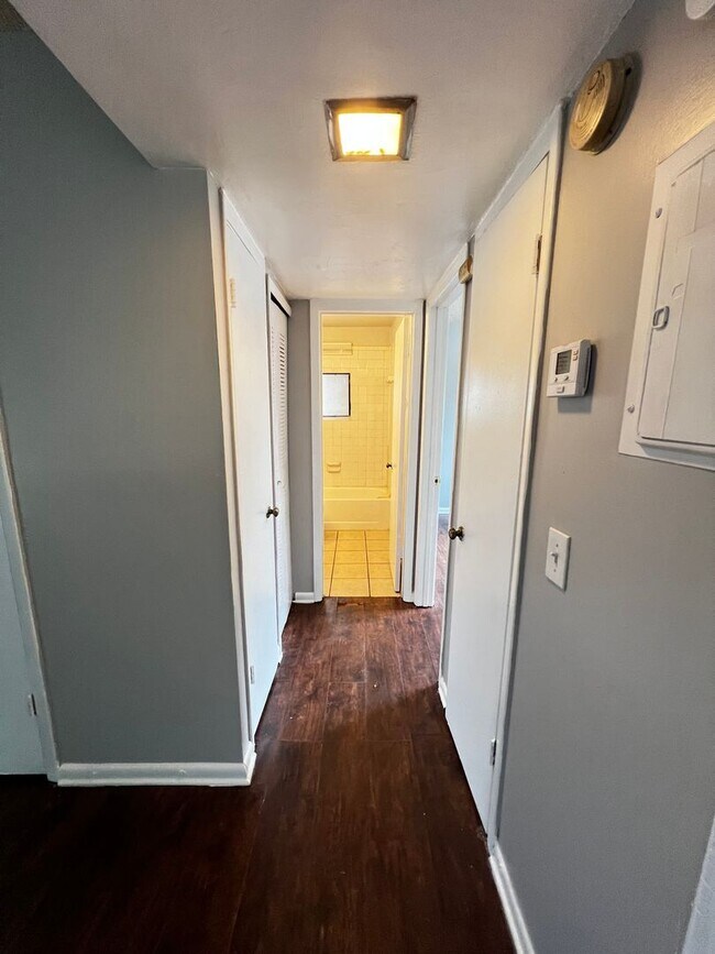 Building Photo - First floor 2/1 Available for Move in! Affordable and Conveniently Located!