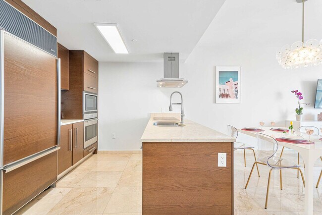 Building Photo - 485 Brickell Ave
