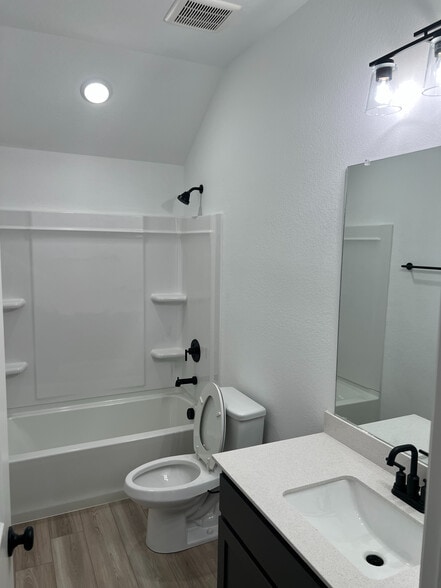 Building Photo - Room in House on Jones Dr