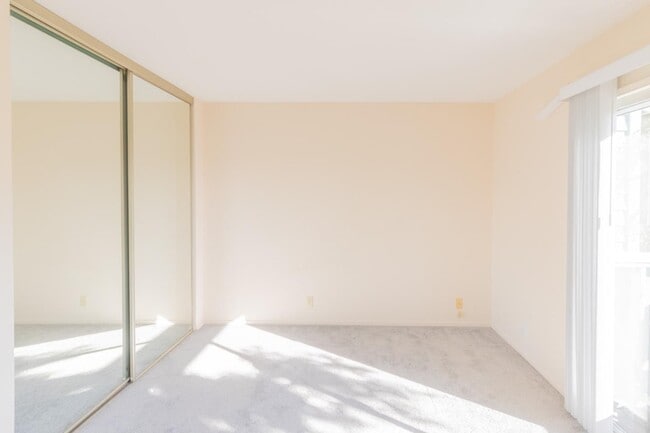 Building Photo - 1527 Four Oaks Cir