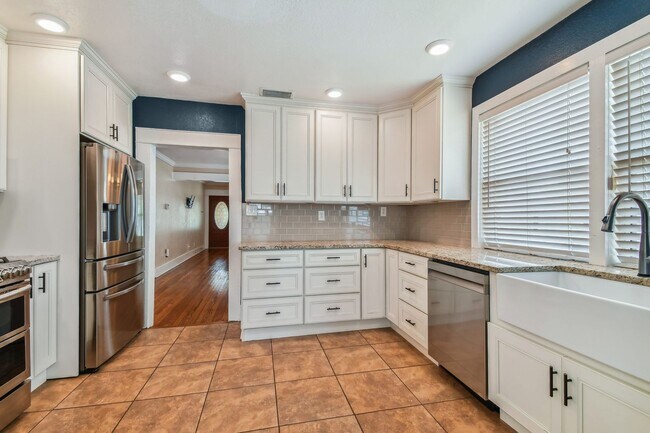 Building Photo - Riverside Heights Historic Bungalow!