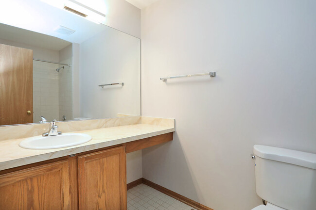 Building Photo - 724 Shady Oaks Ct