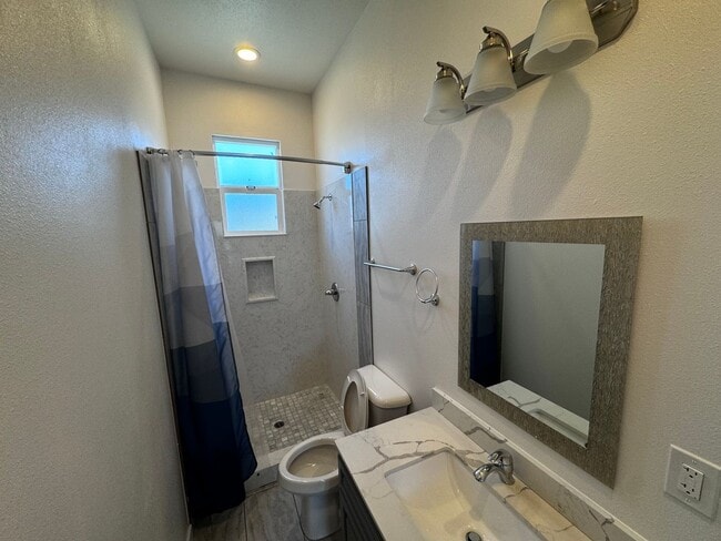 Building Photo - 3 BED/2 BATH HOME UPPER UNIT AVAIABLE FOR RENT IN OAKLAND, CA!!!! INCLUDING $500 OFF FIRST MONTHS...