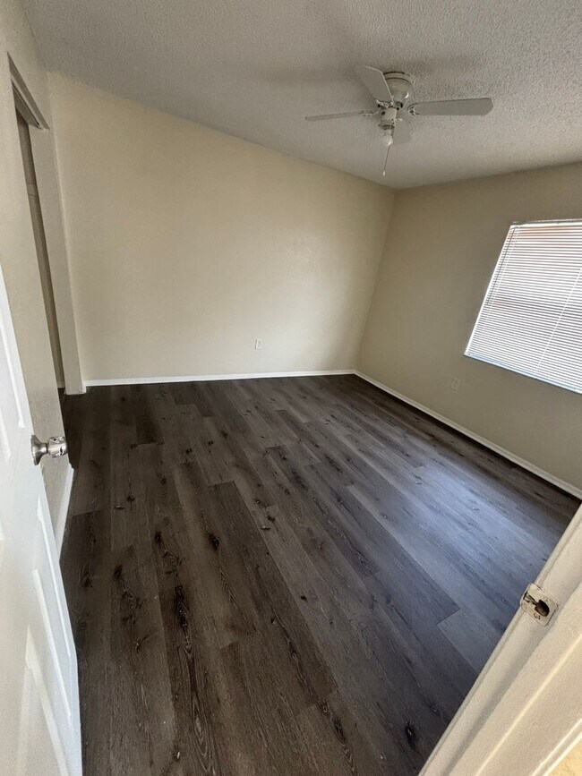 Building Photo - 3 bedroom 2 bath duplex
