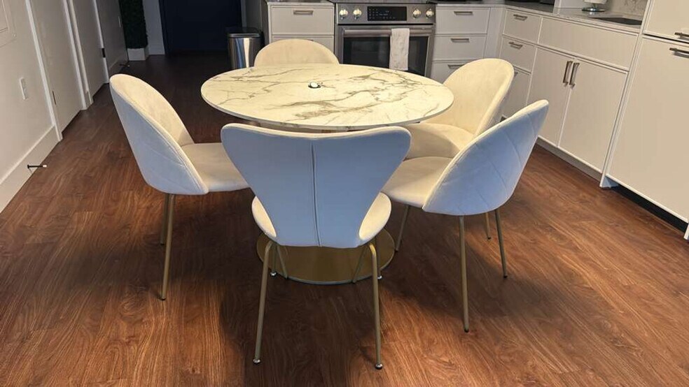 Building Photo - 212 Stuart St