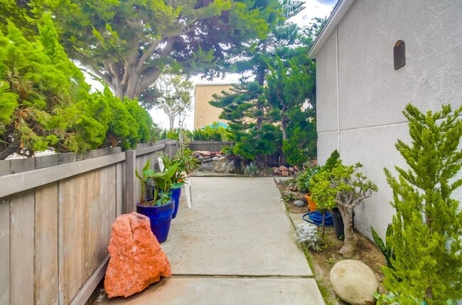 Building Photo - Cozy Home Between Mission Beach and Missio...