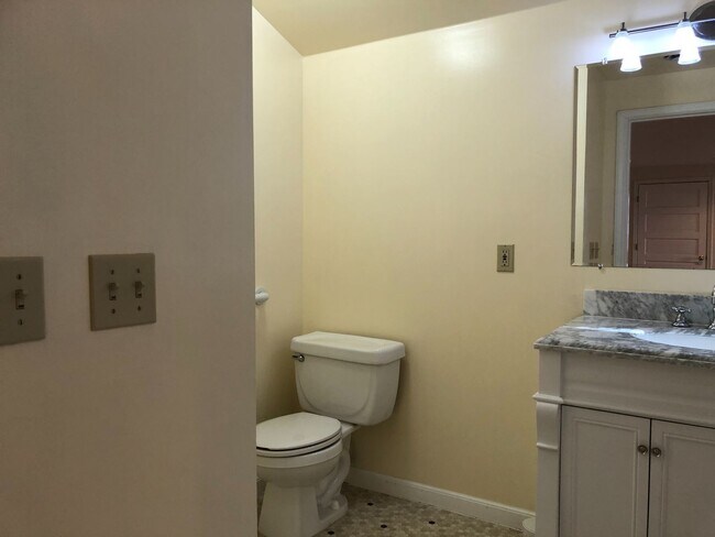 Building Photo - Elegant and Luxury home in Medina, 5 bedro...