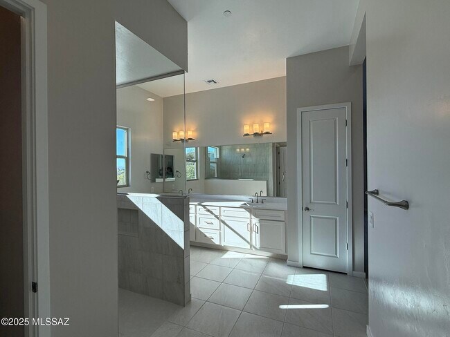 Building Photo - 5981 East Calle Agua Verde