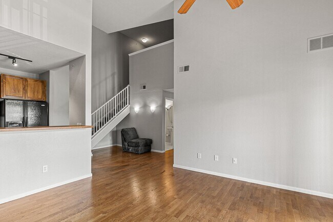 Building Photo - Awesome Penthouse Condo in Town Center Terrace!