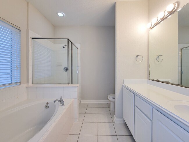 Building Photo - Gorgeous Large Floorplan with High Ceilings!