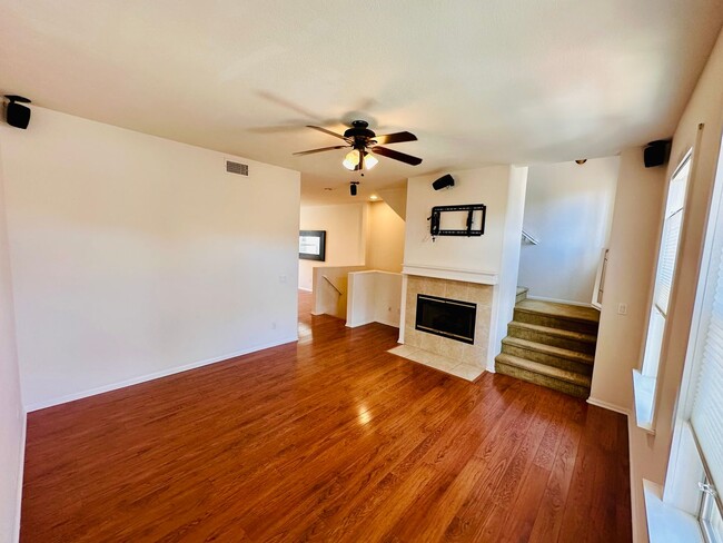 Building Photo - Luxury Tri-Level Townhome 2bd 2.5bth w Bon...