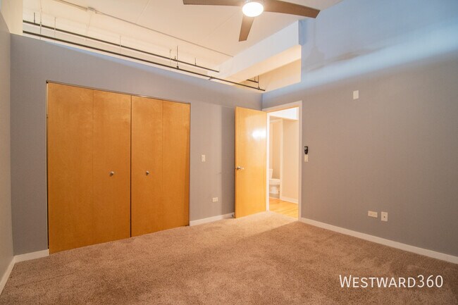 Building Photo - 1224 W Van Buren St