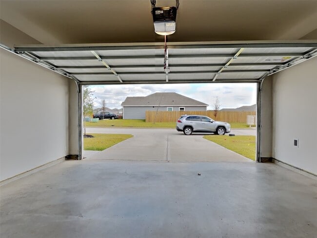 Building Photo - 15419 Maple Ter Dr