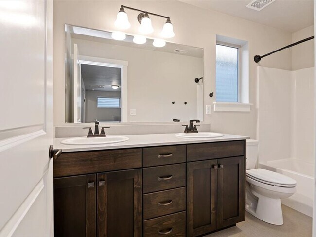 Building Photo - Free September Rent!  Beautiful Newer 4 Bed, 3 Bath located in the heart of Meridian - available ...