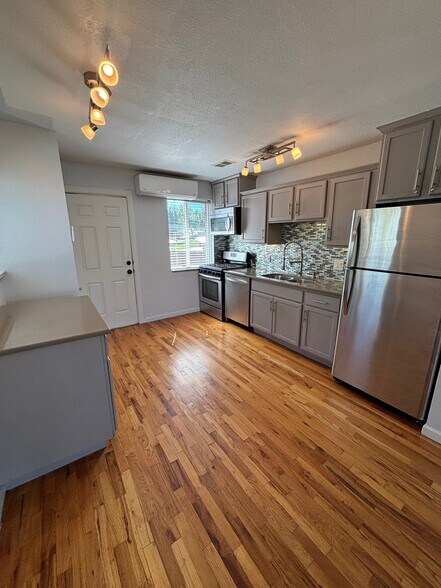 Building Photo - 740 Hazel Ct