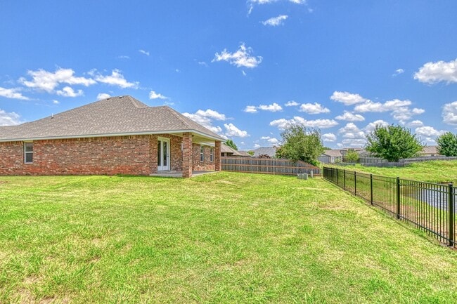 Building Photo - Newly Remodeled Three Bedroom with a Water...