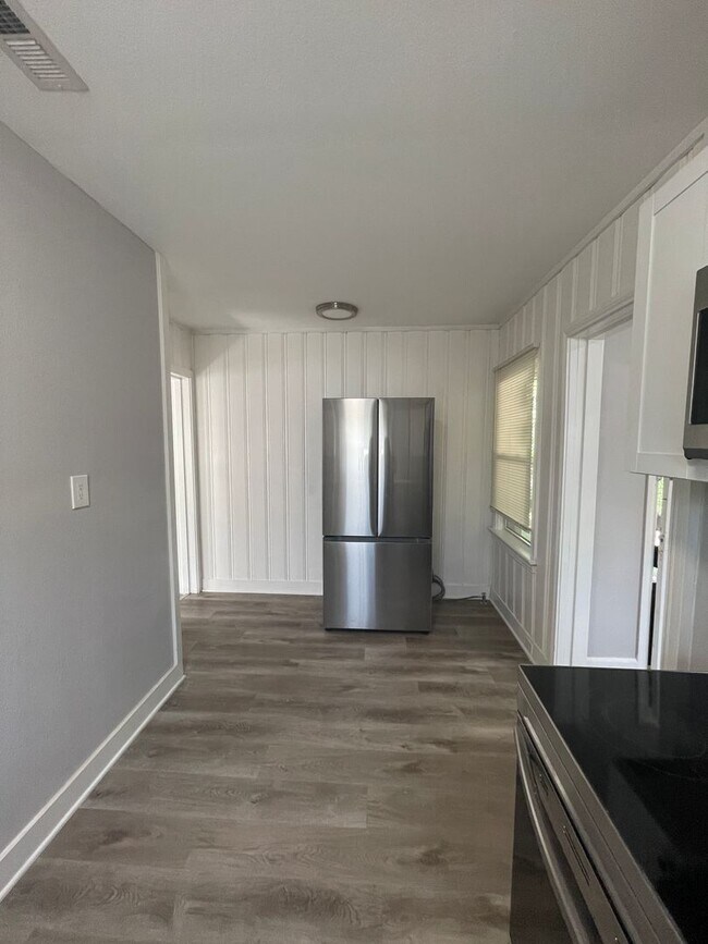 Building Photo - 2 bedroom One bath with new appliances