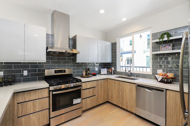 Building Photo - 15 Brookline Way