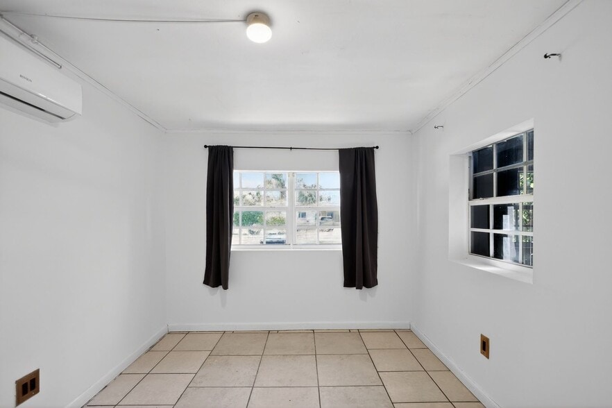 Building Photo - 76 NE 170th St