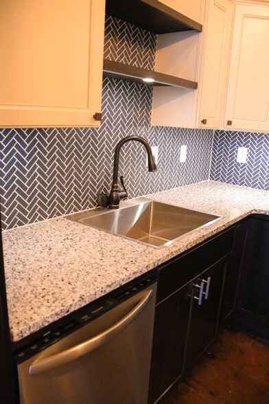 Granite kitchen counter top with herringbone backslash. - 725 S Baker St