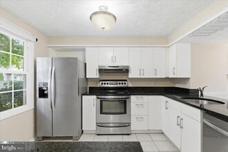 Building Photo - 2832 S Meade St