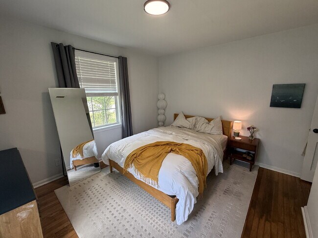 Building Photo - AVAILABLE EARLY JULY:  UPDATED 2 BEDROOM 1...