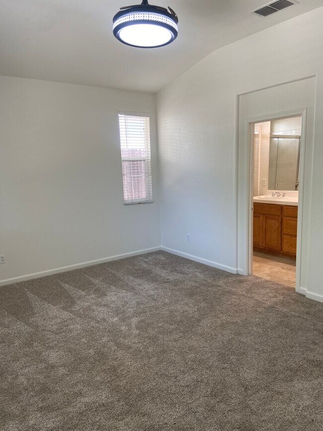 Building Photo - East Roseville - Near Olympus Point - 3 Bdrm, 2 Bath