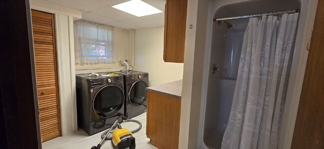 Building Photo - UPDATED!! 3 bed, 2 bath house with solar p...