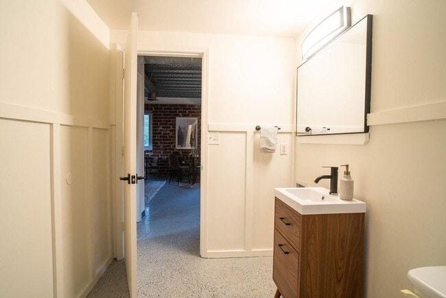 Building Photo - 15 Burbank Dr SW