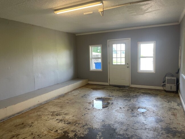 Building Photo - 3 BD 2 BA BRICK HOUSE!