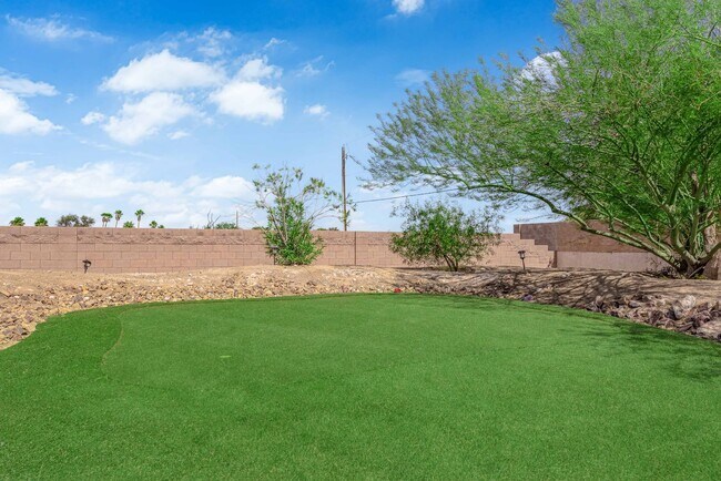 Building Photo - Single-Level Living with Giant Garage & Ba...