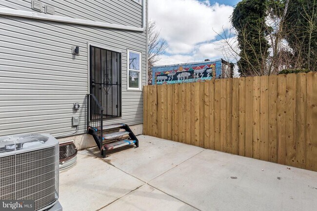 Building Photo - 1010 W Arizona St