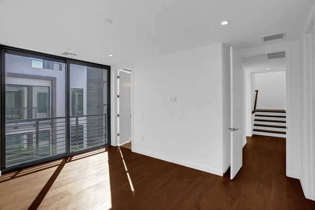 Building Photo - Gorgeous New Townhouse on the Beach